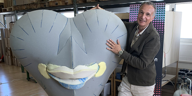 Roland Wegner mit dem Rohbau des ESC-Maskottchens Lumo. 