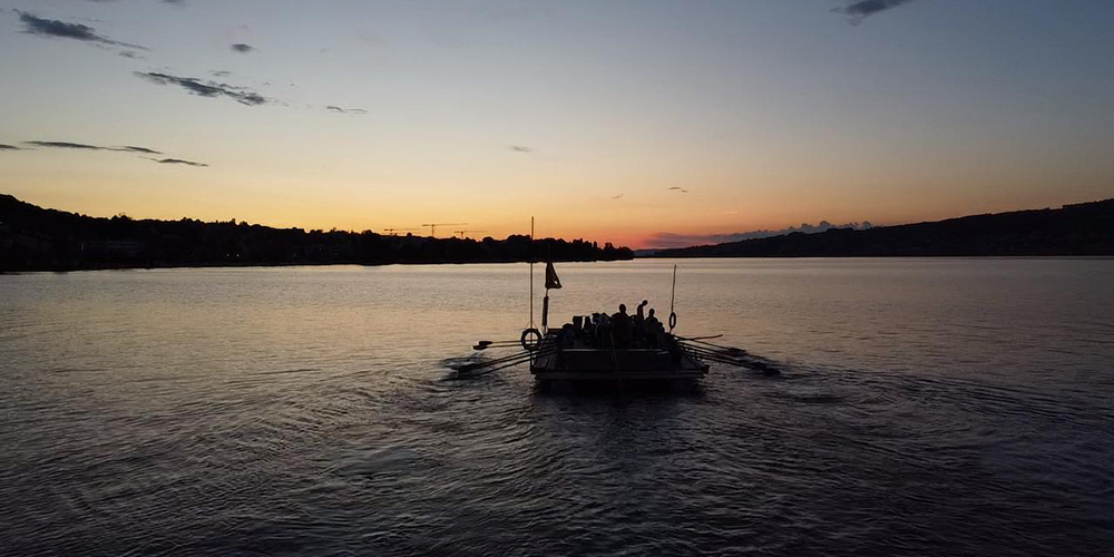 Schon letztes Jahr war das Floss auf dem Zürichsee