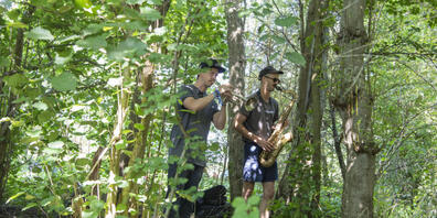 Das Duo Suma Covjek gibt ein Ständchen im Naturschutzgebiet Reussdelta anlässlich des Klangspaziergangs des Musikfestivals Alpentöne im Jahr 2023. (Archivbild)