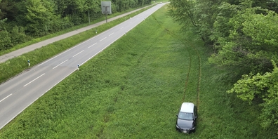 Die Autofahrerin geriet auf die Gegenfahrbahn, kam von der Strasse ab, prallte gegen eine Fahrbahnmarkierung und befuhr Wiesland.