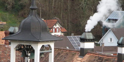 Weisser Rauch über dem Kloster Grimmenstein: Kein Zeichen der erfolgten Papstwahl, sondern der angesichts der tiefen Temperaturen wieder in Betrieb gesetzten Heizung.