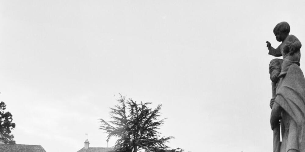 Bis 1981 wurden auch im Kanton Zürich Menschen "administrativ versorgt". Sie kamen in Arbeitsanstalten oder psychiatrische Kliniken. Im Bild die Brücke zur "kantonalen Heil- und Pflegeanstalt" im Kloster Rheinau. Aufnahme von 1967. (Archivbild)