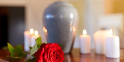 Weil kurz vor einer Beisetzung die Urne der verstorbenen Person nicht gefunden wurde, wurde eine leere Urne beigesetzt. Der Vorfall konnte nicht restlos geklärt werden. (Symbolbild)