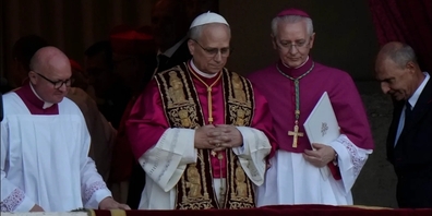 Papst Leo XIV. erscheint auf dem Balkon des Petersdoms nach seiner Wahl im Vatikan.