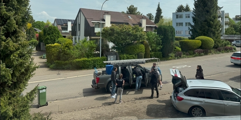 Beeindruckendes Polizeiaufgebot: Die ganze Nachbarschaft ist aufgeschreckt.