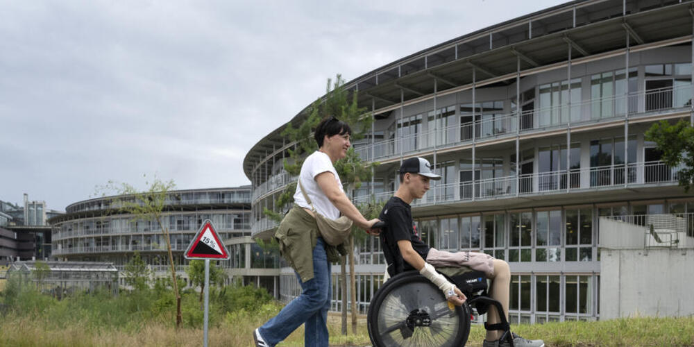 Menschen mit Querschnittlähmungen, die von Therapeuten des Schweizer Paraplegikerzentrums Nottwil begleitet werden, bewegen sich vom Bahnhof Nottwil in Richtung Schweizer Paraplegiker-Zentrum Nottwil. (Archivaufnahme)