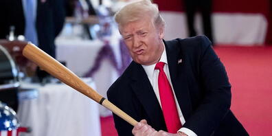 Die US-Baseball-Liga hat zahlreiche Spieler vor Beginn des Wettbewerbs positiv auf das Coronavirus getestet. Im Bild US-Präsident Donald Trump bei einem Show-Anlass am 2. Juli 2020. (Archivbild).