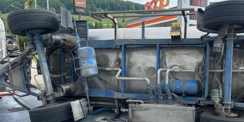 Der Chauffeur hat in einem Kreisel in Reinach AG zu stark gebremst: Die Milch schaukelte sich in den Tanks auf, und der Anhänger kippte um. Viel Milch floss auf die Strasse.