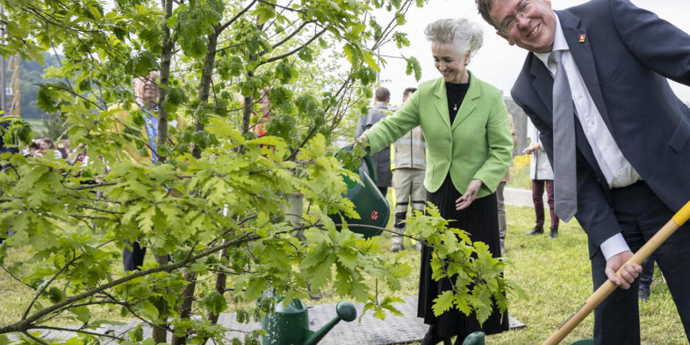 Bundesrat Albert Rösti Pflanzte mit Regierungsrätin Carmien Walker Späh und anderen geladneen Gästen bei der Eröffnungsfeier eine Flaumeiche auf dem Ueberlandpark.