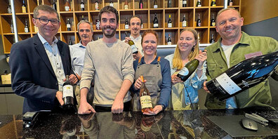 Micha Davaz (Dritter von links) mit seinem Team. 