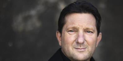 Whistleblower Adam Quadroni posiert im Februar 2025 für ein Portraitfoto. Der Whistleblower hatte vor Jahren als reuiges ehemaliges Mitglied das Bündner Baukartell auffliegen lassen. (Archivbild)