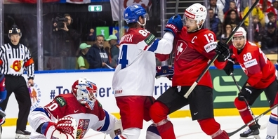 Alles gegeben: Der Schweizer Captain Nico Hischier stellt sich den Tschechen tapfer entgegen.