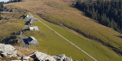 Blick auf die Ammler Vorder Höhi mit der Strasse, auf der bis auf wenige Ausnahmen ein Fahrverbot gilt. (Archivbild)