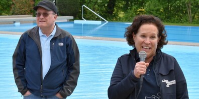 Sabin Rickenbach als Geschäftsführerin und Präsident Stefan Giezendanner vom mithelfenden Quartierverein Hofberg plus begrüssten die zahlreich erschienenen Gäste. 
