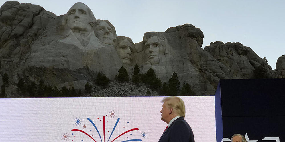 US-Präsident Donald Trump geisselt bei einem Auftritt anlässlich des US-Nationalfeiertags in Mount Rushmore die "gnadenlose Kampagne zur Auslöschung unserer Geschichte". Er zielt damit auf die Debatte über Rassismus in den USA.