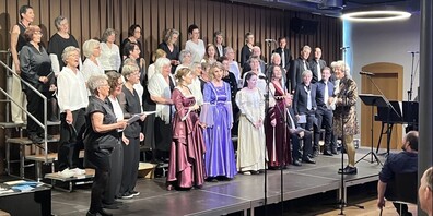 Der Fürstenland Chor Gossau. In Kostümen das Soloensemble, das den Abend eröffnete. (Von links) Evelyn Wenk, Claudia Meier-Uffer, Stefanie Römer, Cristina Meynet, Guido Helbling.