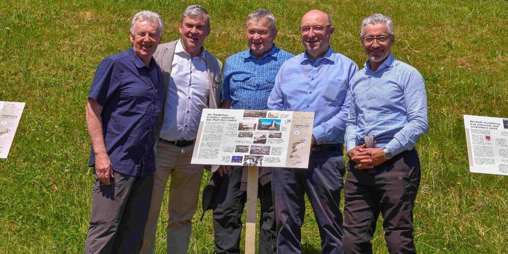 Auch der IHK-Direktor, Markus Bänziger (rechts) liess sich die Eröffnung nicht nehmen. Neben Bänziger die Regierungsräte Tinner und Alfred Stricker, AR, Reto Monsch, CEO Alpha RHEINTAL Bank und Reini Frei, Gesamtprojektleiter.