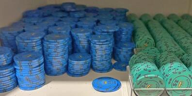 Die Zürcher Kantonspolizei hat in einem illegalen Geldspiellokal eine Razzia durchgeführt und dabei unter anderem eine Waffe und Bargeld sichergestellt.