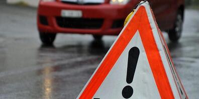Bei einem Brand in einem Mehrfamilienhaus in Lütschental ist eine Frau ums Leben gekommen. Zwei Kinder im Alter von neun und elf Jahren wurden verletzt und von der Rettungsflugwacht in ein Spital geflogen. (Symbolbild)