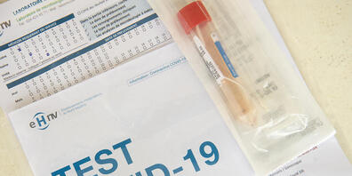 Utensilien für einen Covid-19-Abstrich am Spital in Yverdon. (Archivbild)