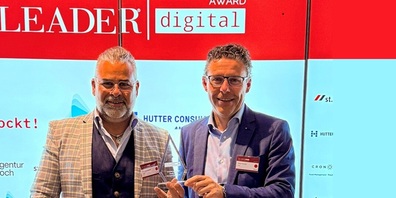 Produktmanager Emiliano Fossalto (links) und Geschäftsleiter Marco Huwiler (rechts) freuen sich über das Erreichen des Finals mit dem Projekt «DeineEnergie».