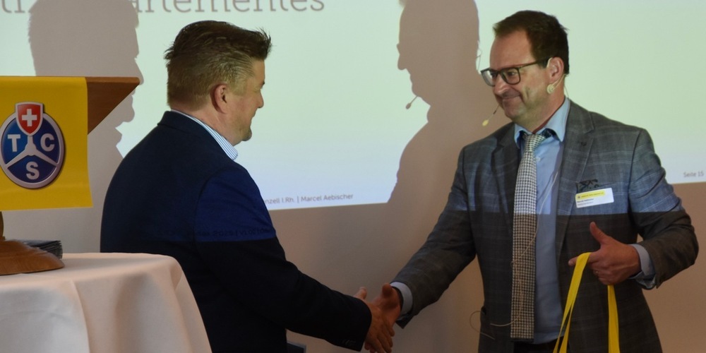 Sektionspräsident Marcel Aebischer (rechts) bedankt sich beim St.Galler Regierungsrat Christof Hartmann.