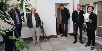 Architektin Elisabeth Städler informiert beim Rundgang.