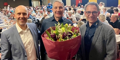 VR-Präsident Roland Gmür (l.) bedankte sich an der GV mit einem Blumenstrauss beim langjährigen Geschäftsführer Stephan W. Steiner. Rechts der neue Geschäftsführer Patrik Schönenberger.
