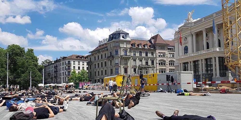Mit einer Schweige-Aktion auf dem Sechseläutenplatz demonstrierten rund 150 Personen gegen Rassismus. Sie trugen alle eine Gesichtsmaske.