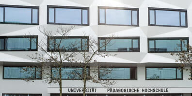 Den Haupteinang der pädagogischen Hochschule Luzern werden ab Herbst dieses Jahres viele Studentinnen und Studenten für ihr Studium zur Lehrperson betreten. (Archivaufnahme)