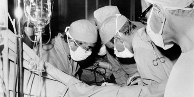 Ein Bild der ersten Schweizer Herztransplantation von 1969 am Universitätsspital Zürich.