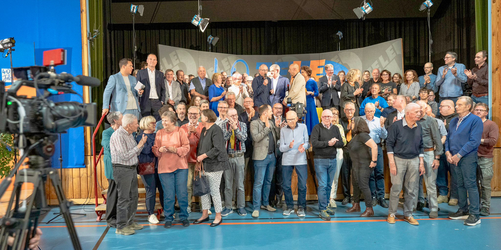 Gruppenfoto mit aktuellen sowie ehemaligen Mitarbeitenden des Tele D.