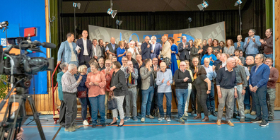 Gruppenfoto mit aktuellen sowie ehemaligen Mitarbeitenden des Tele D.
