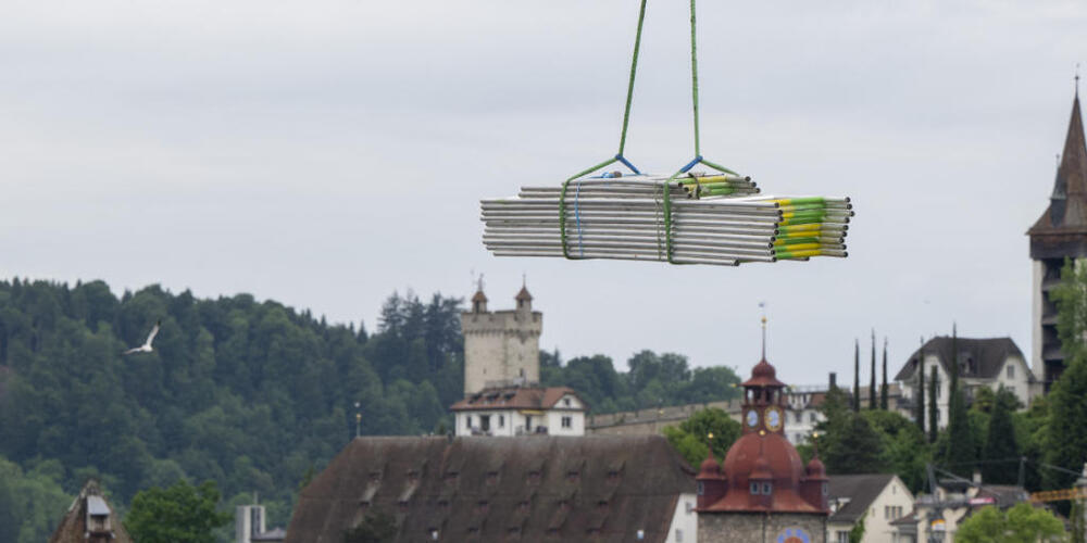 Die Baumaterialien für eine neue Photovoltaikanlage auf dem Dach der KKL in Luzern werden mit einem Helikopter transportiert.