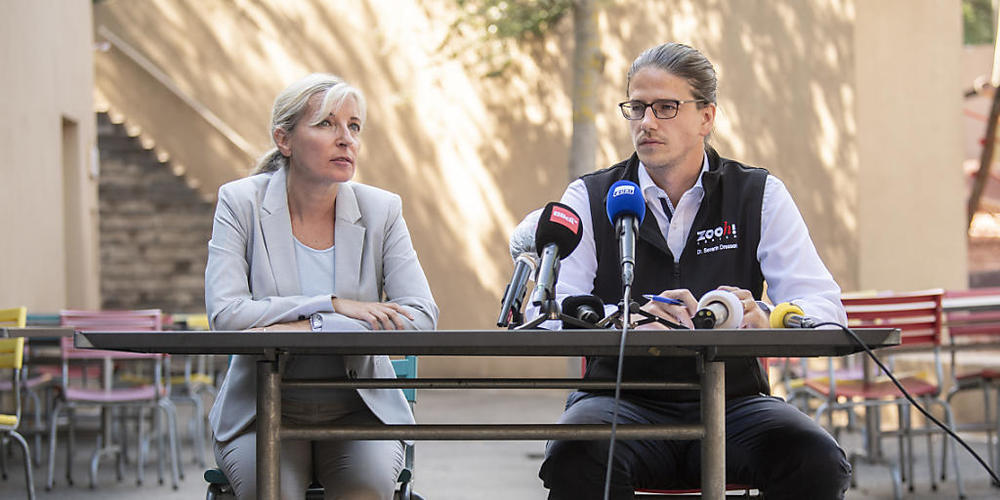 Zoo-Direktor Severin Dressen und Judith Hödl, Mediensprecherin der Stadtpolizei Zürich, am Samstag an der Medienkonferenz im Zoo Zürich zum Unfall im Tigergehege, wo eine Tierpflegerin von einem weiblichen Tiger angegriffen und tödlich verletzt wu...