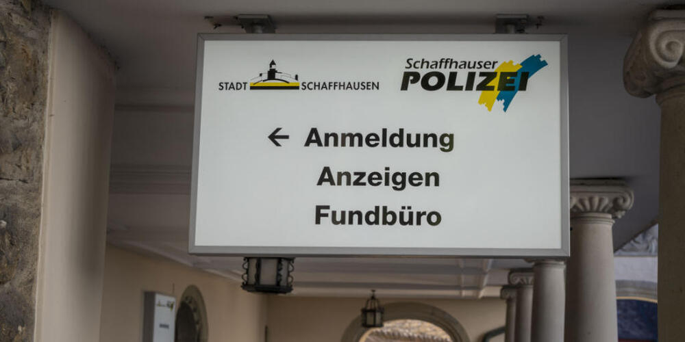 Die Schaffhauser Polizei musste zu einer auf dem Fussgängerstreifen angefahrenen Frau und ihrem Hund ausrücken. (Symbolbild)