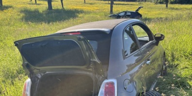 Die Fahrzeuge kollidierten seitlich-frontal und kamen anschliessend in einem angrenzenden Feld zum Stillstand.