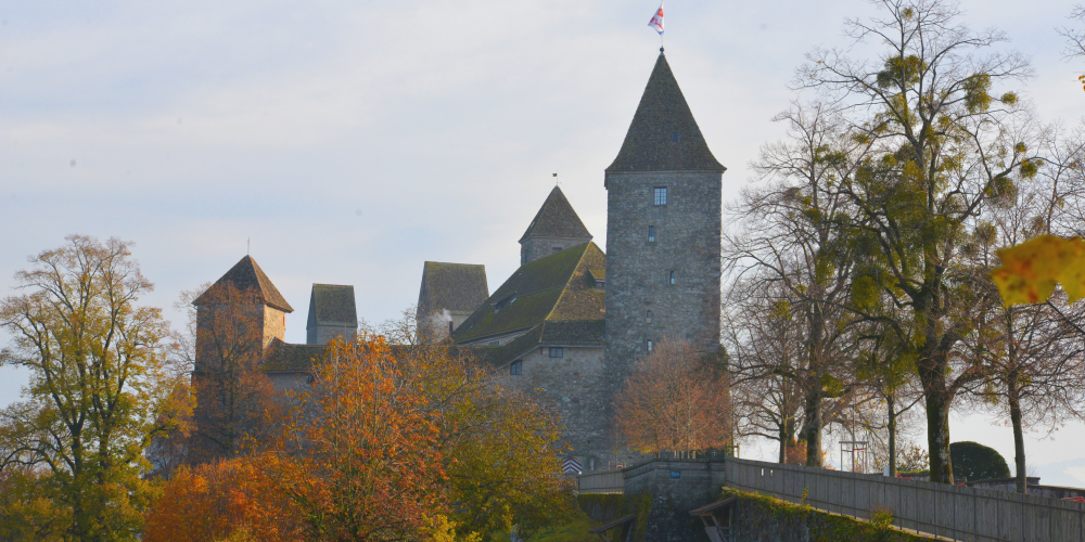 Das mittelalterliche Schloss Rapperswil vom zugehörigen Schlosshügel aus gesehen.