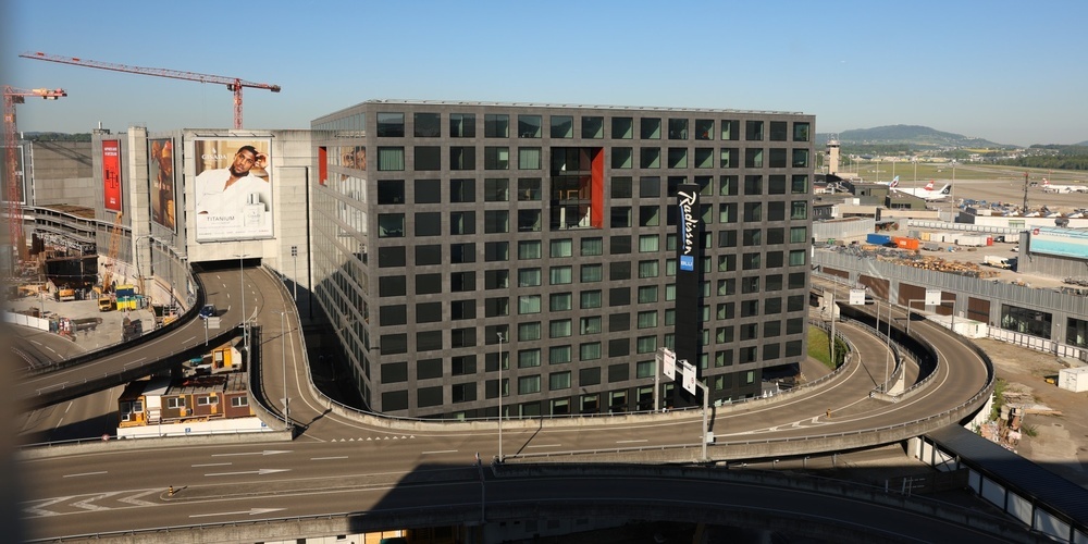 Das Radisson-Blu-Gebäude am Flughafen Zürich, das nun vollständig im Besitz der Flughafen Zürich AG ist, bleibt weiterhin als Hotel und Bürogebäude in Betrieb.