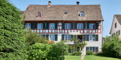Das historische Haus Blumenhalde in Uerikon öffnet am 31. Mai 2025 seine Türen – Besucher erleben Architektur und Geschichte hautnah im Rahmen des Jubiläums der Stiftung.
