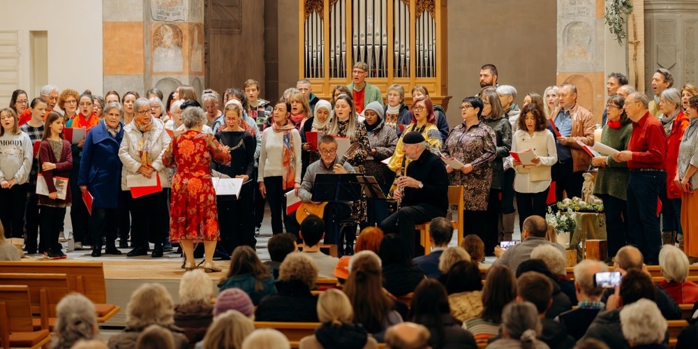 Bild des Internationalen Chorprojekts mit Einheimischen und Geflüchteten - Auftritt in der reformierten Kirche. 