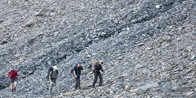 Bergtourengänger unterwegs in schwierigem Gelände: Mangelnde Fitness kann da zu tödlichen Unfällen führen. (Symbolbild)