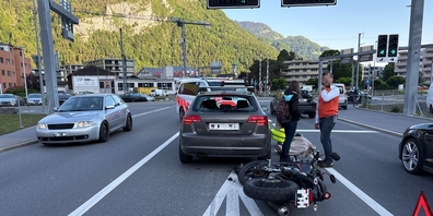 Die Motorradlenkerin wurde verletzt, am Motorrad entstand Totalschaden, am Auto Sachschaden.