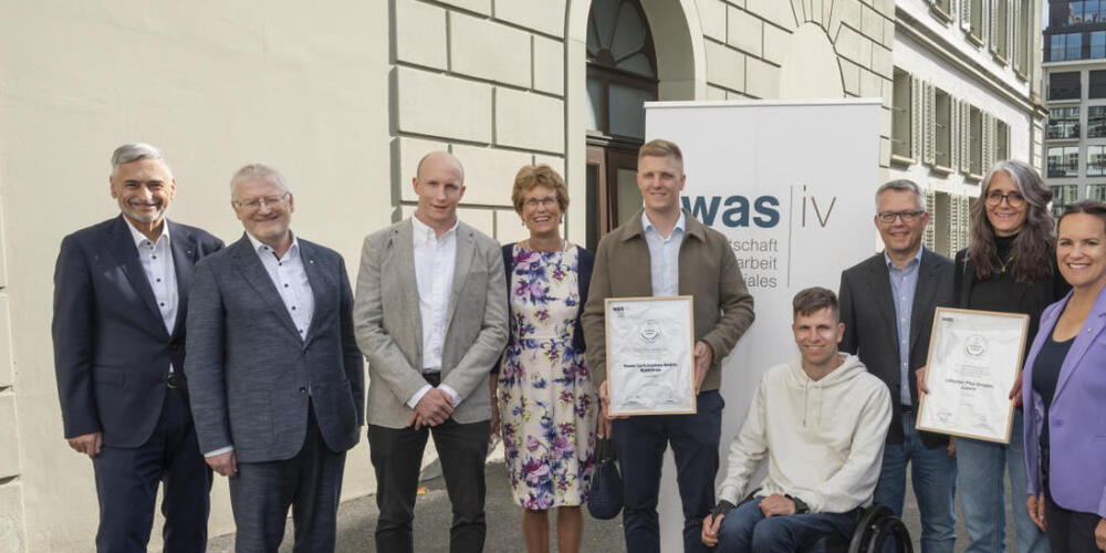 Die beiden IV-Award-Gewinner Huber Leitungsbau und Lötscher Plus Gruppe erhalten im Beisein von WAS-Verwaltungsratspräsident Guido Graf (links), Leiter WAS IV Luzern, Rolf Born (2. von links) und Regierungsrätin Michaela Tschuor (2. von recht...