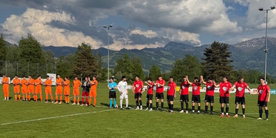 Spieler des SC Bronschofen (orange) und des FC Uznach (rote Trikots und schwarze Hosen) vor Anpfiff des Spiels an der Benknerstrasse.