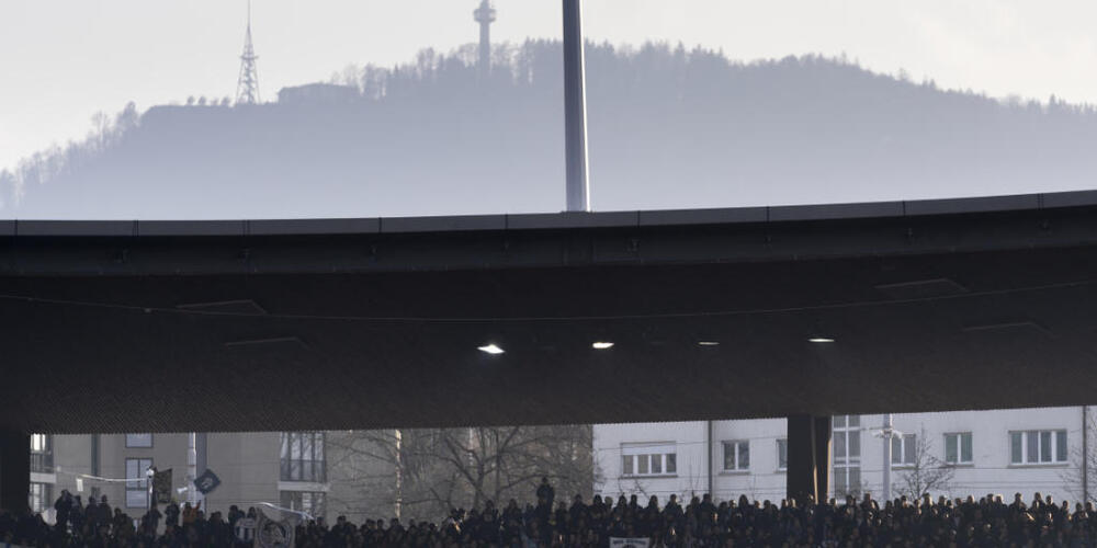 Das Verhalten von Fussballfans ist in Zürich seit langem ein Thema. Die FDP scheiterte aber am Mittwoch im Stadtparlament mit einem Vorstoss, die Vereine in die Verantwortung zu nehmen.