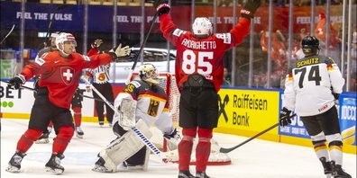 Gefeierter Matchwinner: Sven Andrighetto jubelt mit Kevin Fiala (l.)