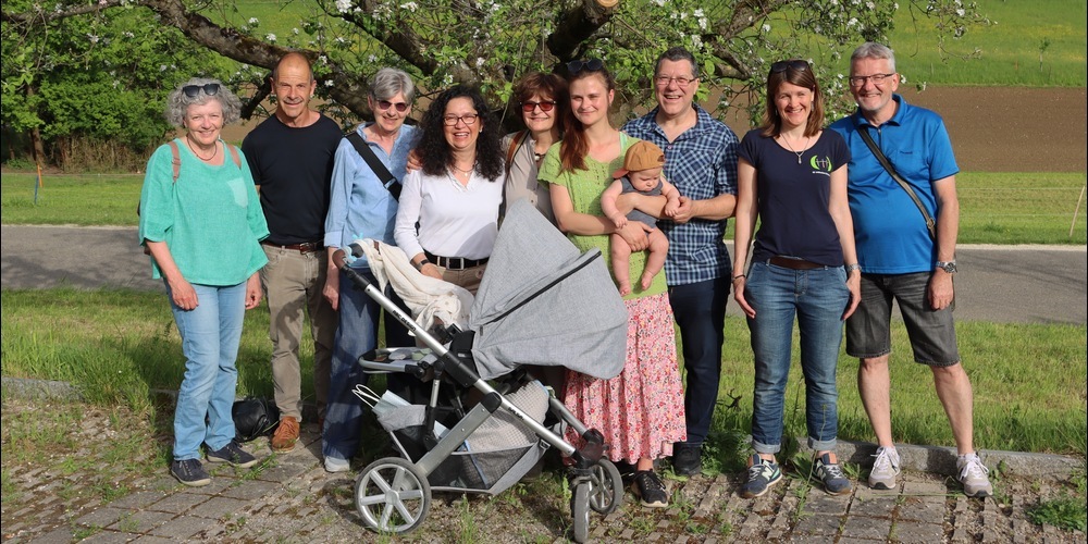 Nach dem interessanten Rundgang durch den Aussenbereich des Buechehof, wird die Abendsonne für ein Gruppenbild genutzt.