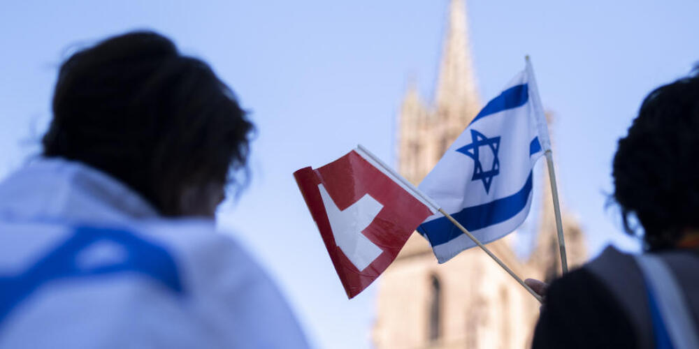 Auf dem Münsterplatz in Basel solidarisierten sich rund 100 Personen mit der israelischen ESC-Teilnehmerin Yuval Raphael und protestierten gegen den Antisemitismus.