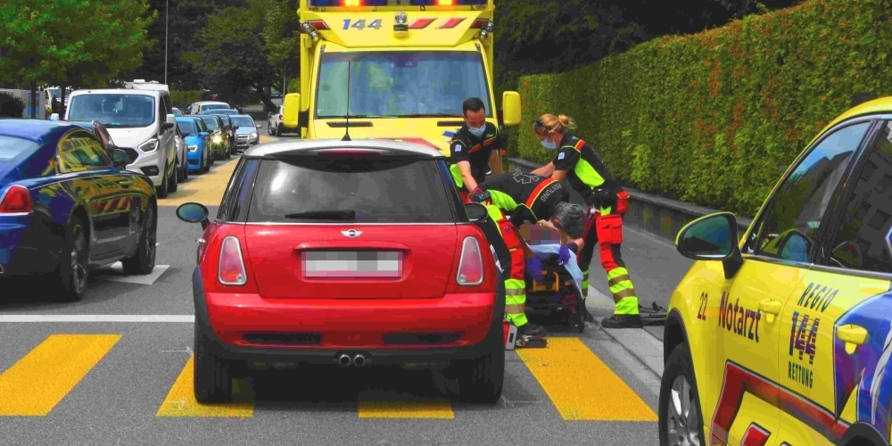 Der auf dem Fussgängerstreifen von einem Auto erfasste 44-Jährige erlitt leichte Verletzungen und wurde vom Rettungsdienst versorgt.